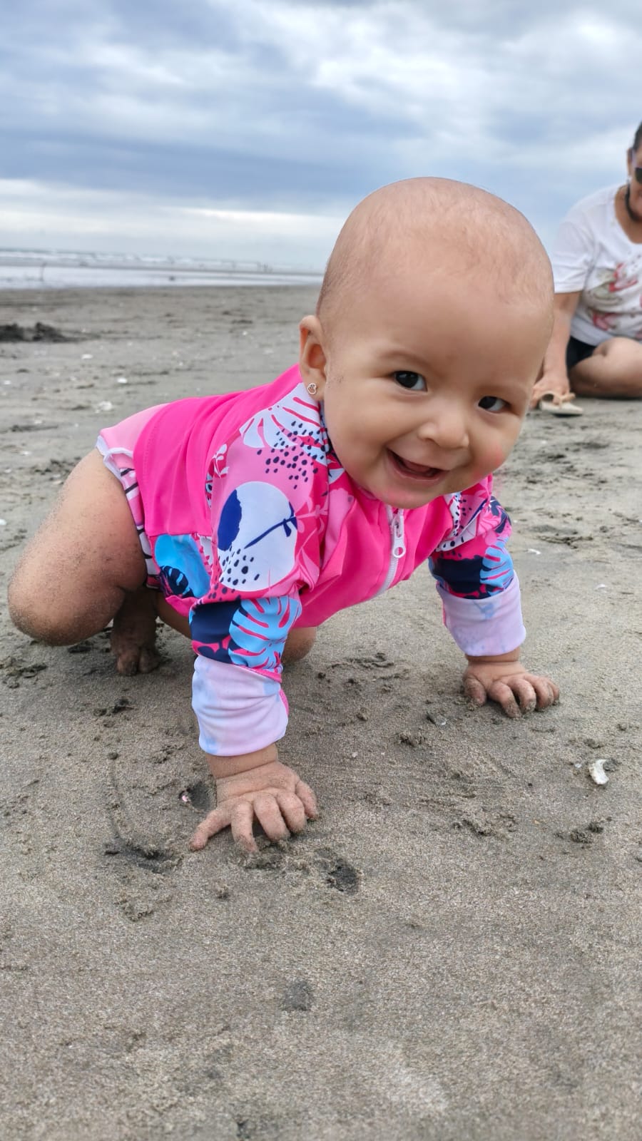 Nuestra niña sonriendo en la playa