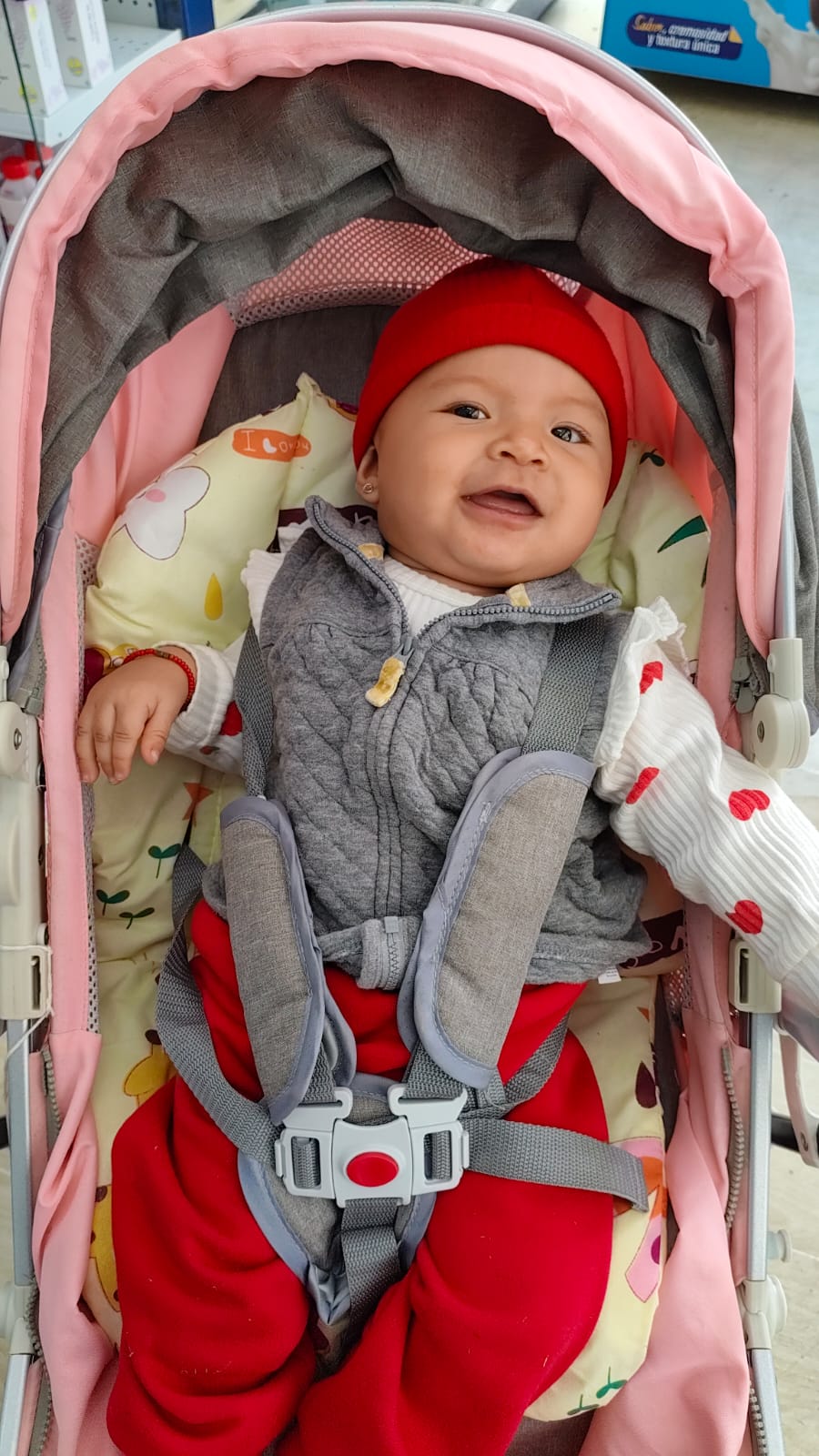 Nuestra niña sonriente en su coche